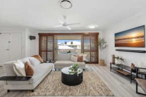 3-Bed Haven with Balcony and BBQ, 5-Min to Beach